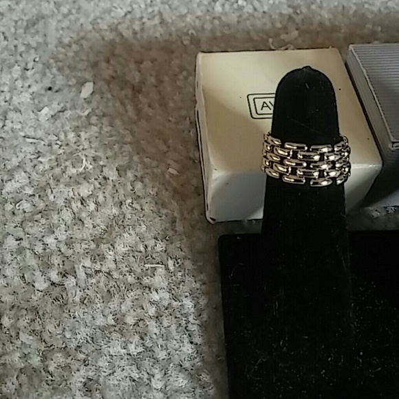Avon flexible style ring goldtone size : 6