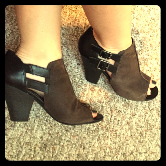 Peep toe shoes 👠