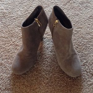 Steve Madden grey/ taupe booties size 9