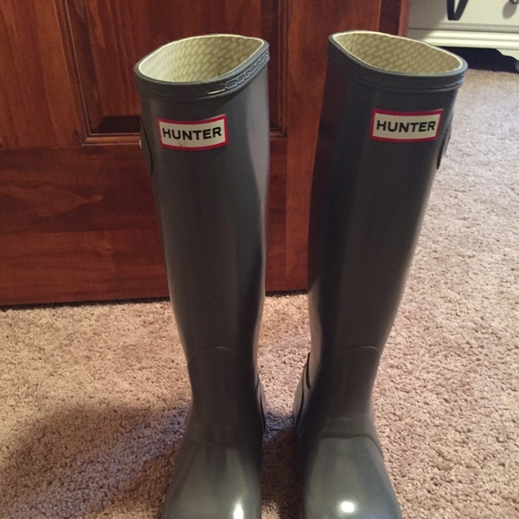 Hunter Boots- size 7. Defect, otherwise great cond