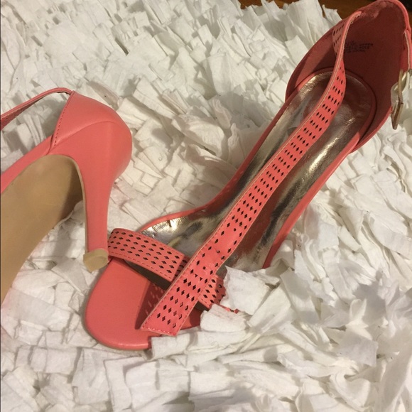 Cute coral pumps, nwot
