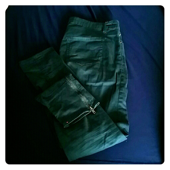 Green skinny jeans with zippers on the ankles