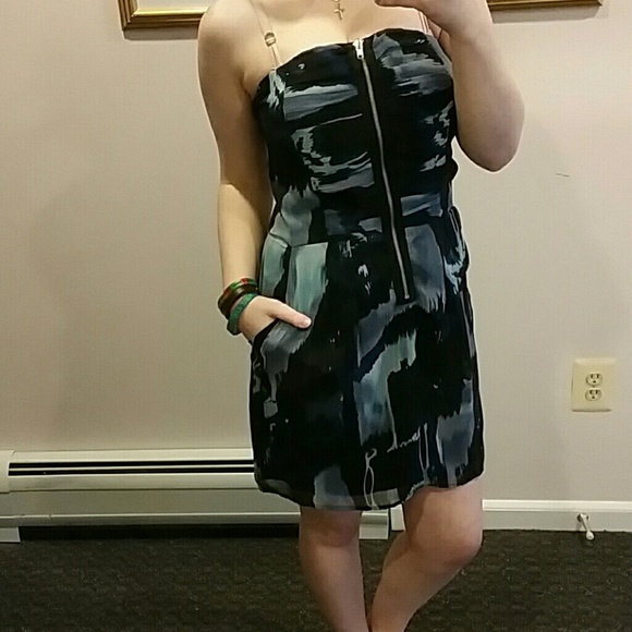 Strapless dress with zipper in front