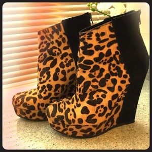 Kelsi Dagger woman's platform booties size 8.5 M