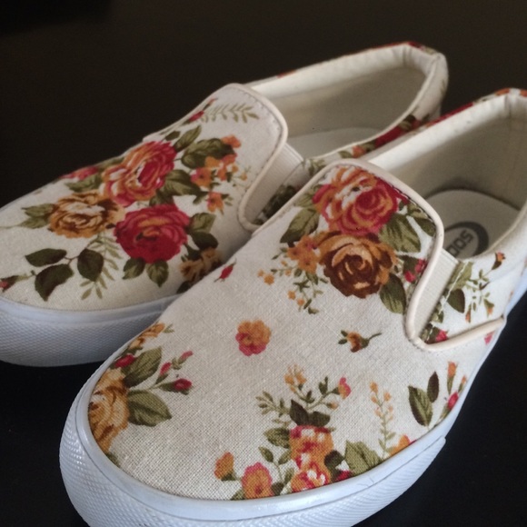 Floral shoes 😊