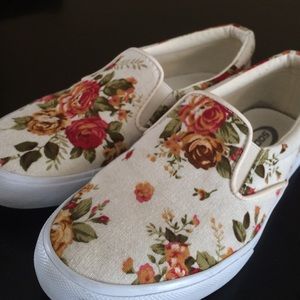 Floral shoes 😊