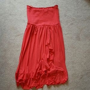 Strapless dress with ruffle in the front