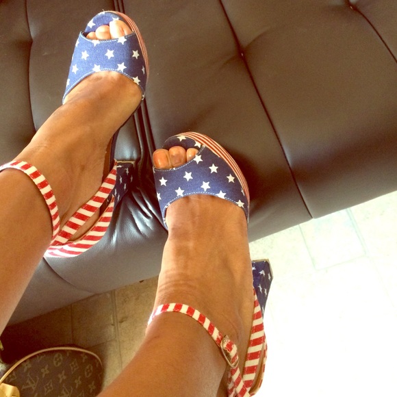 Shoedazzle God Bless America Platform Sandals🇺🇸