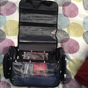31 (Thirty-One) Gifts Hanging Traveler Case