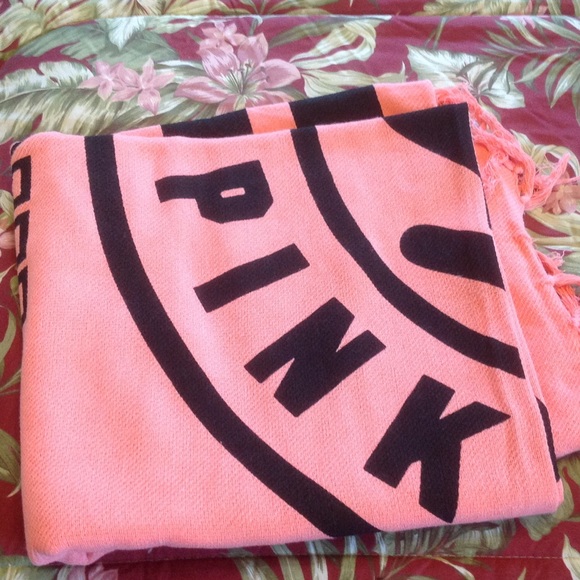 VS Pink beach blanket - Picture 2 of 2