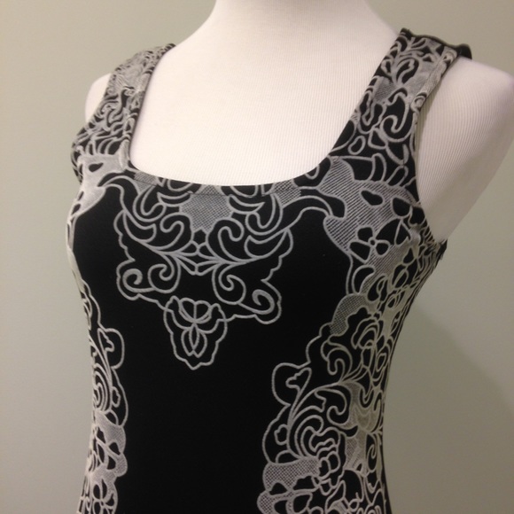 Gorgeous black dress with raised design. - Picture 2 of 4