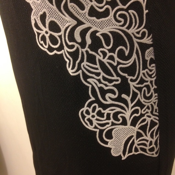 Gorgeous black dress with raised design. - Picture 3 of 4
