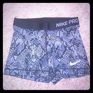 NWT Nike Pros medium