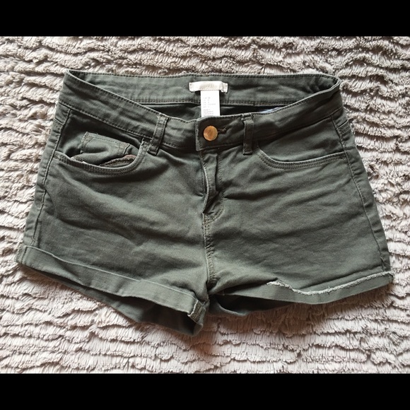 Army green H&M low-rise shorts Size:2
