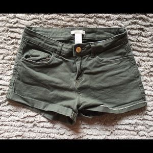 Army green H&M low-rise shorts Size:2
