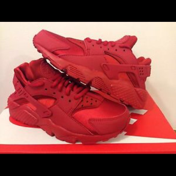 ‼️ISO‼️ ALL RED NIKE HUARACHES IN BOYS 7!  ‼️ISO‼️