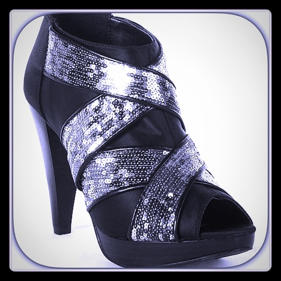 🆕🎉BKE black and silver adorable booties🆕🎉