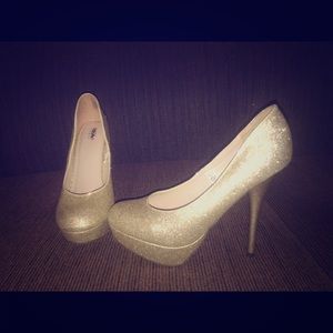 Mossimo gold sparkle heels size 6