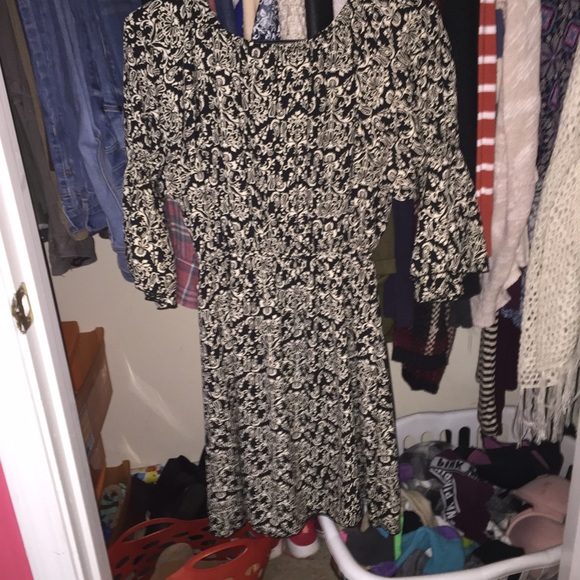 Floral dress with 3/4 sleeve.