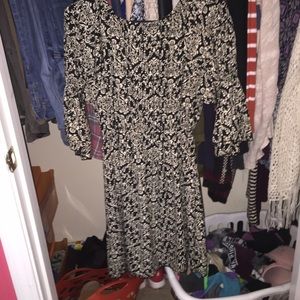 Floral dress with 3/4 sleeve.