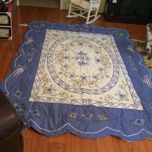 Twin bedspread or light weight quilt