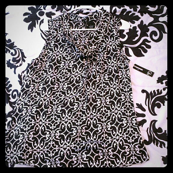 L sleeveless polyester top black & white
