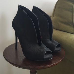 Steve Madden black pumps with peep toe