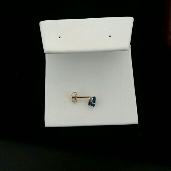 HP๐14k yellow gold Blue topaz (heart shaped) stud - Picture 2 of 2