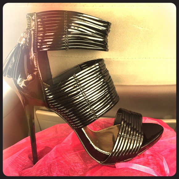 Fierce high heels in all black with gold detail!