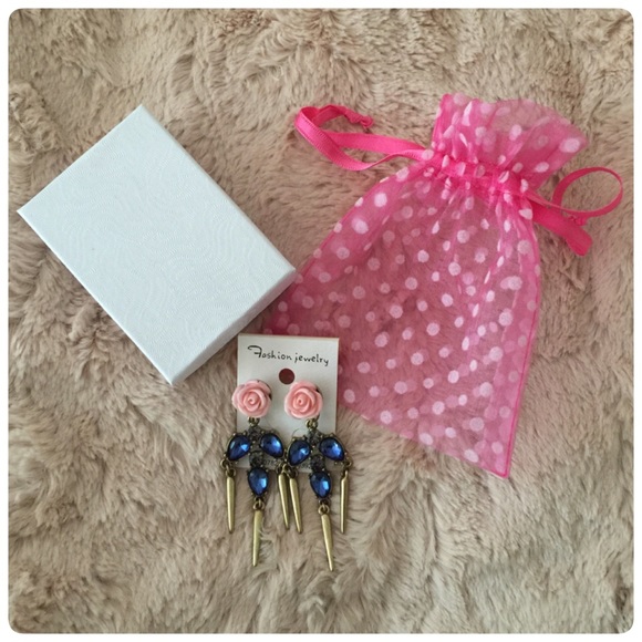 💕🌸 Super Cute Brand New Rose Earrings 🌸💕