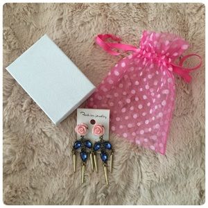 💕🌸 Super Cute Brand New Rose Earrings 🌸💕