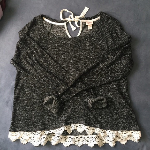 AVAILABLE UNTIL 3.20 🎉 Lace Trim Sweater