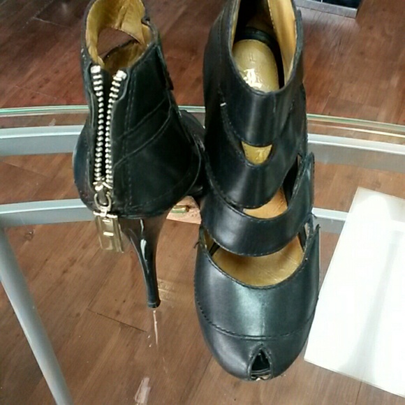 Shoe - Picture 2 of 4