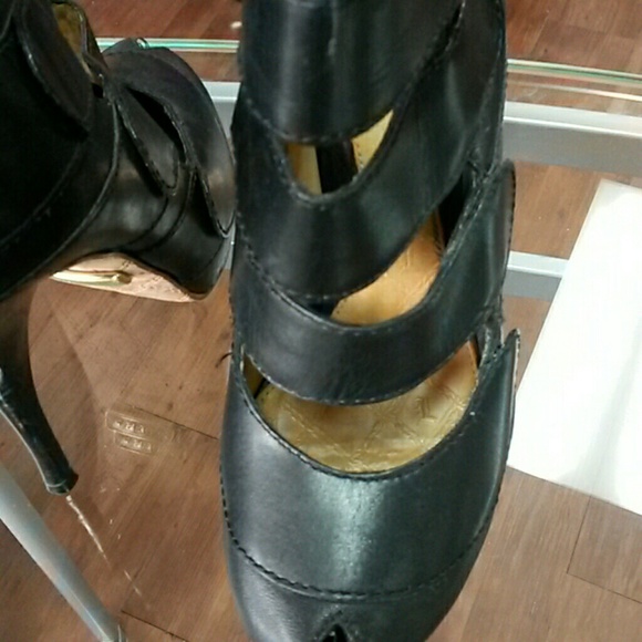 Shoe - Picture 3 of 4