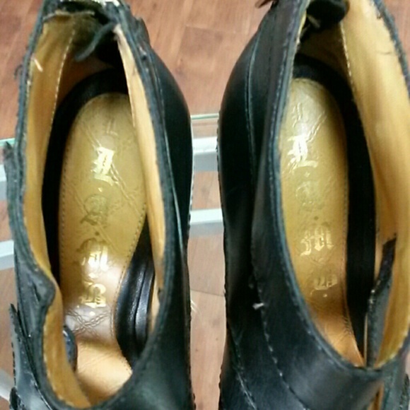 Shoe - Picture 4 of 4