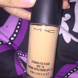 MAC Studio Fix Fluid Foundation in NC20
