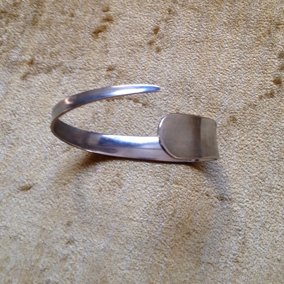 Silver bangle bracelet - Picture 2 of 3