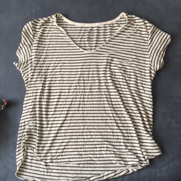 AVAILABLE THRU 3.20 🎉 AE FAVORITE TEE