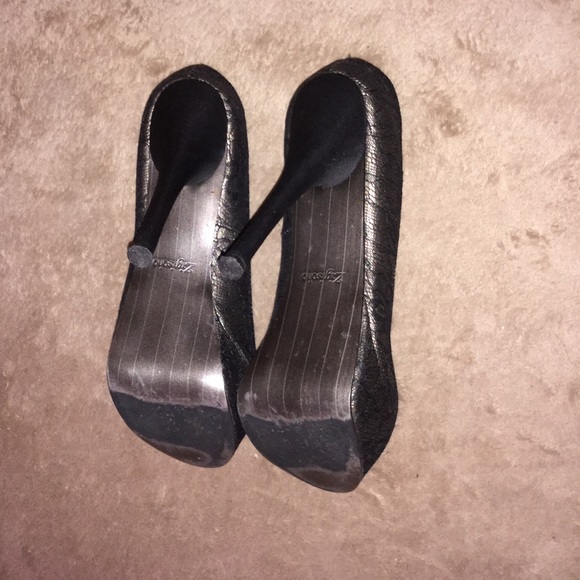 ZIGISOHO SHOES. SIZE 10 - Picture 4 of 4