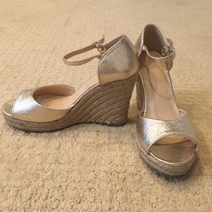 NY&C Shiny gold wedges