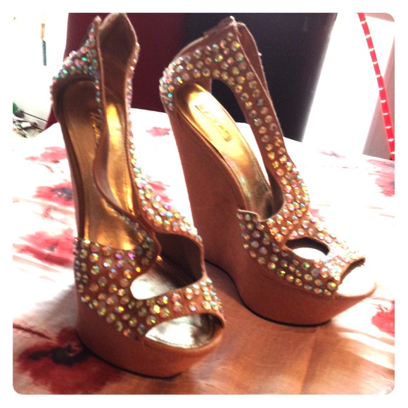 WILD PAIR CRYSTAL STUDDED SCULPTED PLATFORM SIZE 8