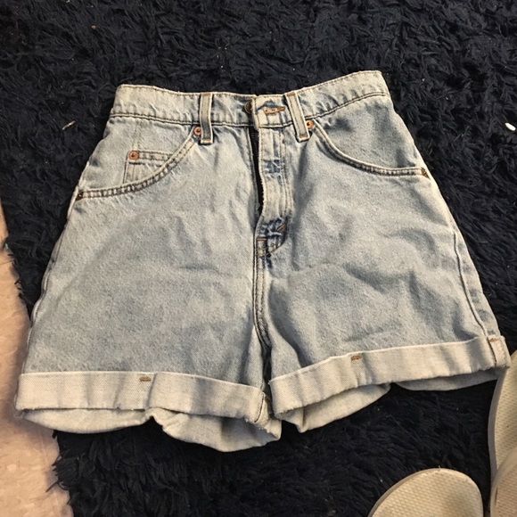 High waited Levi shorts