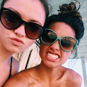 Turquoise black polka dot sunglasses 😎🕶