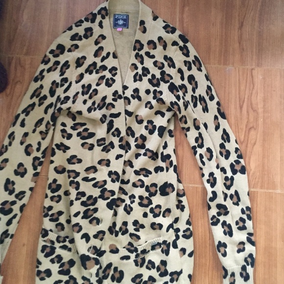 Vs cheetah sweater small ❄️BLOWOUT SALE❄️ - Picture 1 of 2