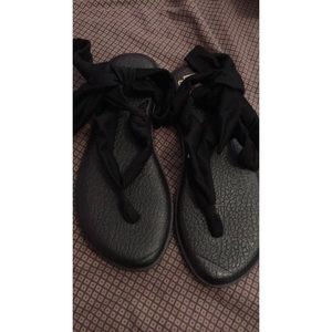 Super comfy black yoga sandals.
