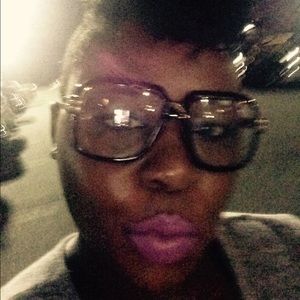 Meet your Posher, Kenisha