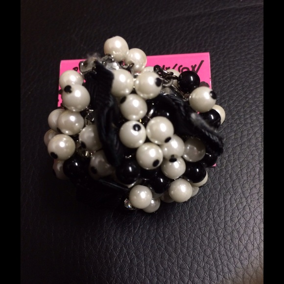 Betsey Johnson Black / White Bows Pearls Ring - Picture 1 of 3