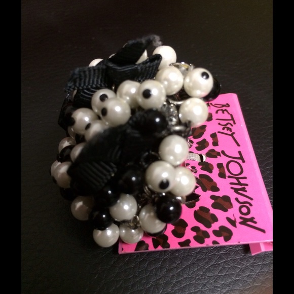 Betsey Johnson Black / White Bows Pearls Ring - Picture 2 of 3