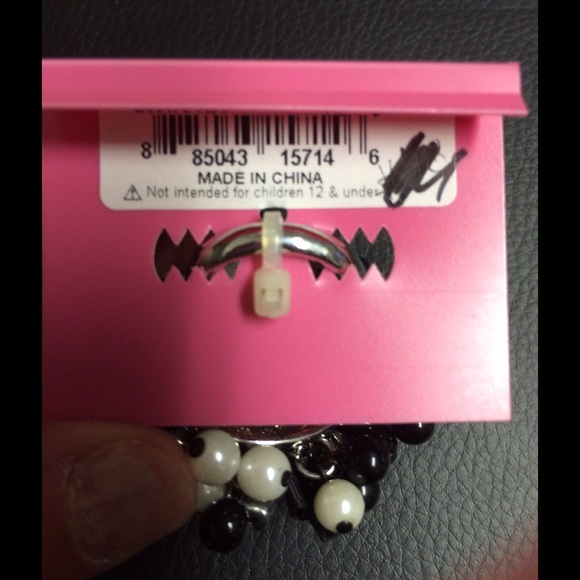 Betsey Johnson Black / White Bows Pearls Ring - Picture 3 of 3