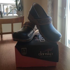 Deep sea green Dansko's with woven accent